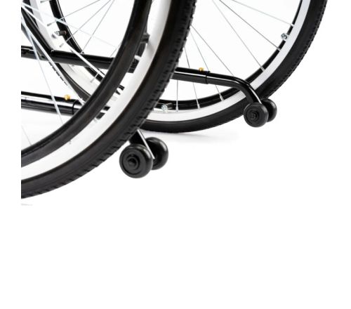 MultiMotion anti-kiep wielen (M1, M1plus, M9) gemonteerd op een rolstoel