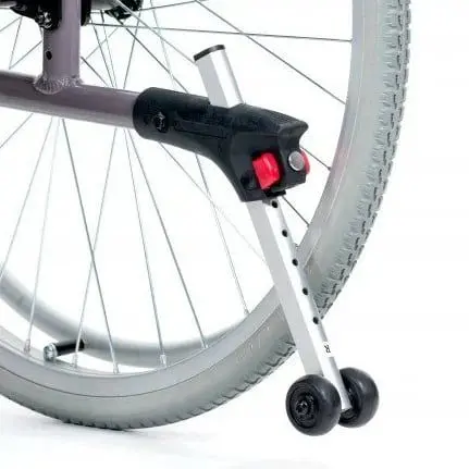MultiMotion anti-kiep wielen (M5, M6, M7) gemonteerd aan een rolstoel