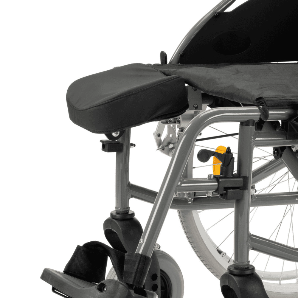 MultiMotion stomp-/ amputatie steun Rechts (M5, M6, M7) gemonteerd op rolstoel