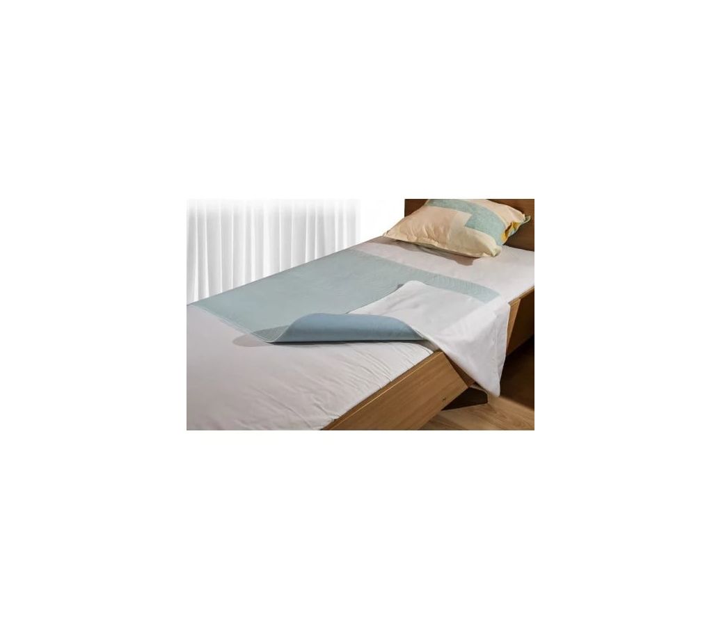 MultiMotion wasbare onderlegger met instopstroken (half omgevouwen op een matras) MultiMotion wasbare onderlegger met instopstroken (half omgevouwen op een matras)