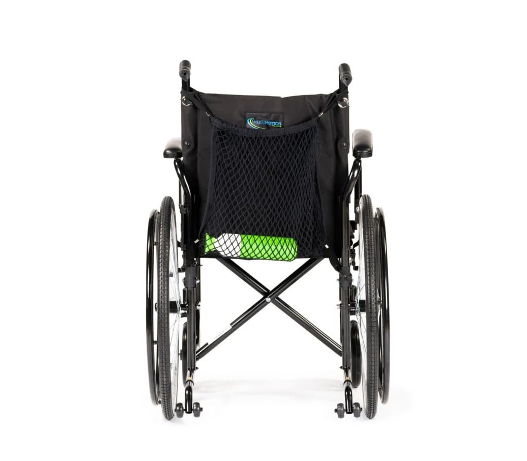 MultiMotion rolstoelnetje bevestigd aan de achterzijde van een rolstoel MultiMotion rolstoelnetje bevestigd aan de achterzijde van een rolstoel