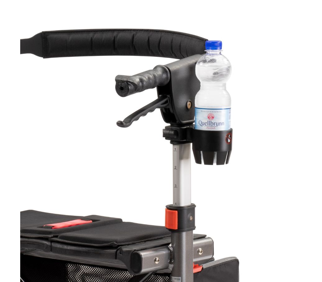 MultiMotion bekerhouder – Voor Trollimaster RA60 rollator (gemonteerd aan een rollator met een flesje water in de houder) MultiMotion bekerhouder – Voor Trollimaster RA60 rollator (gemonteerd aan een rollator met een flesje water in de houder)